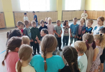 Зарядка со стражами порядка