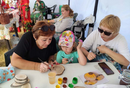 Индустриальное искусство на спиле дерева