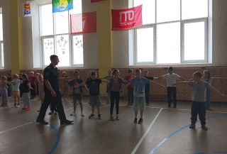 Зарядка со стражами порядка